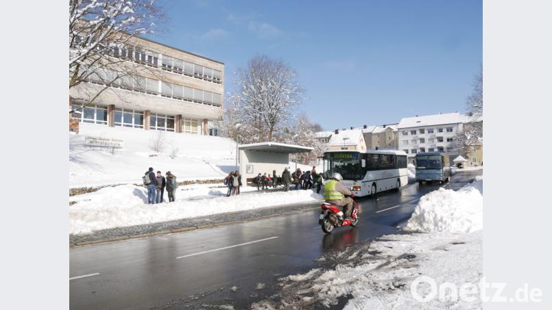 Kein Blitzeis, keine Schneewehen und dazu gut geräumte Straßen: Deswegen entschied sich Schulamtsdirektor Rudolf Kunz, dass trotz des sonntäglichen Schneetreibens am Montag an den 34 Schulen des Landkreises Tirschenreuth Unterricht wie gewohnt stattfindet. Bild: tr