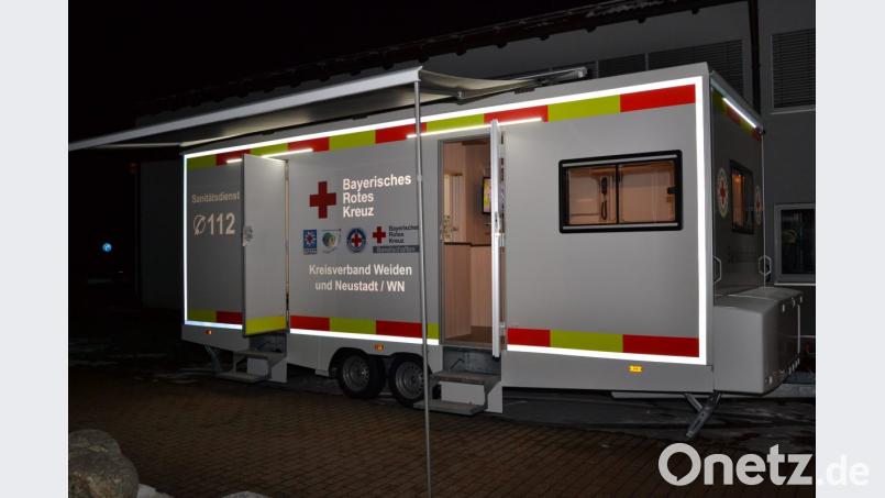 Auf vielen Festen und Großveranstaltungen in ganzen Gebiet des BRK- Kreisverbands Weiden- Neustadt/WN wird sie zu sehen sein: die neue mobile Sanitätsstation. Bild: hcz