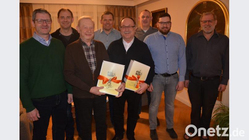 Leopold Graßold und Josef Strauß (vorne, von links, mit Geschenken) wurden nach 30 Jahren aus der Konnersreuther Kirchenverwaltung verabschiedet. Mit im Bild (von links) Uwe Rosner, Kirchenpfleger Otto Hofmann, Manfred Günthner, Richard Härtl, Philipp Schwan und Pfarrseelsorger Pater Benedikt Leitmayr. Bild: jr