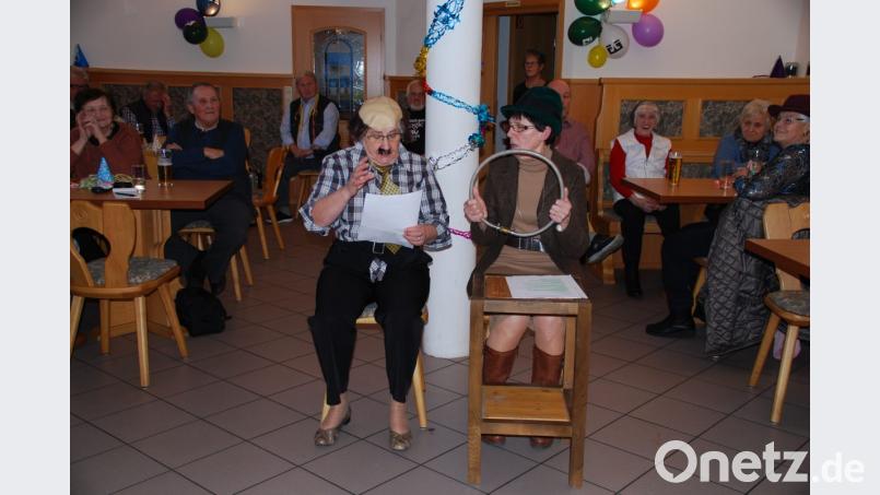 Thea Ott (links) und Edeltraud Köstler zeigten ihr komisches Talent als Ehepaar Bild: enz