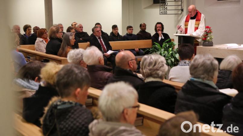 Einen ökumenischen Gottesdienst in der voll besetzten Erlöserkirche in Schwandorf feierten Christen beider Konfessionen. Bild: exb