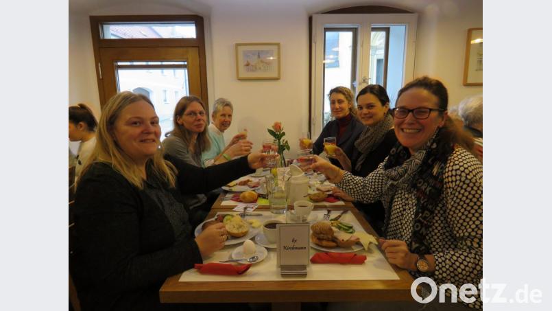 Anstoßen auf ein paar gemütliche Stunden mit den Freundinnen. Bild: ubb