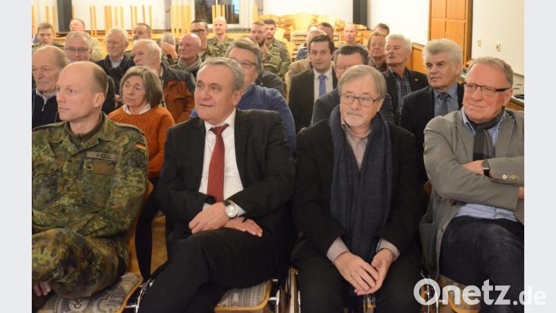 Auf Einladung des Verbandes der Reservisten der Deutschen Bundeswehr informierte Oberstleutnant Christian Kiesel (Zweiter von links) über den Einsatz der Bundeswehr im Kosovo. Bild: Kunz