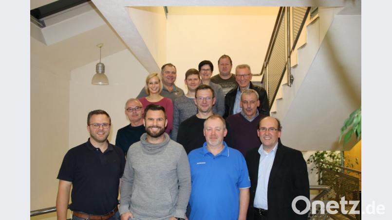 Einen neuen Vorstand wählte der TuS/WE Hirschau (vordere Reihe, von links): Vorsitzender Christoph Weih, Sebastian Weih, Willi Lang und Zweiter Bürgermeister Josef Birner; mittlere Reihe (von links): Reinhard Brinster, Hermann Gebhard und Friedrich Herrmann; hintere Reihe (von links): Nicole Herrmann, Peter Lang, Matthias Zeitler, Hildegard Gebhardt, Christian Gebhardt und Rudolf Wild. Bild: cgh