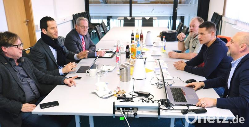 Firmensprecher Hans-Jürgen Kurz (rechts) informiert MdB Albert Rupprecht (Zweiter von links) und Vertreter der Eschenbacher CSU sowie der CSU/ÜCW-Stadtratsfraktion im Schug-Medical-Center über die Zukunftspläne des Unternehmens. Bild: exb