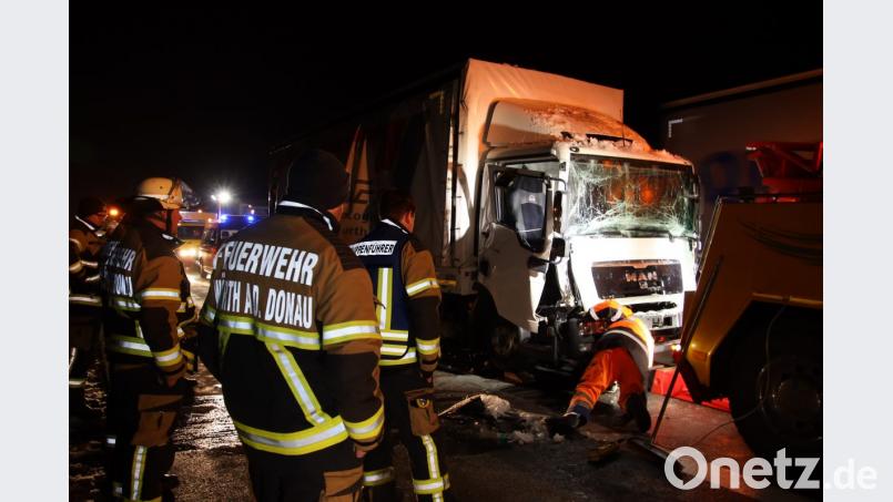 Schwerer Unfall auf der A3 bei Wörth an der Donau. Bild: Alexander Auer