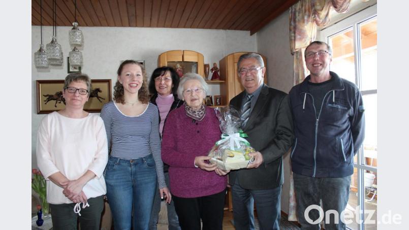 Im Bild von links Schwiegertochter Cordula Hörl, Enkelin Sandra Hörl, Tochter Christine Büttner, die Jubilarin Maria Hörl, Zweiter Bürgermeister Herbert Lehner und Sohn Gerold Hörl. Bild: cs