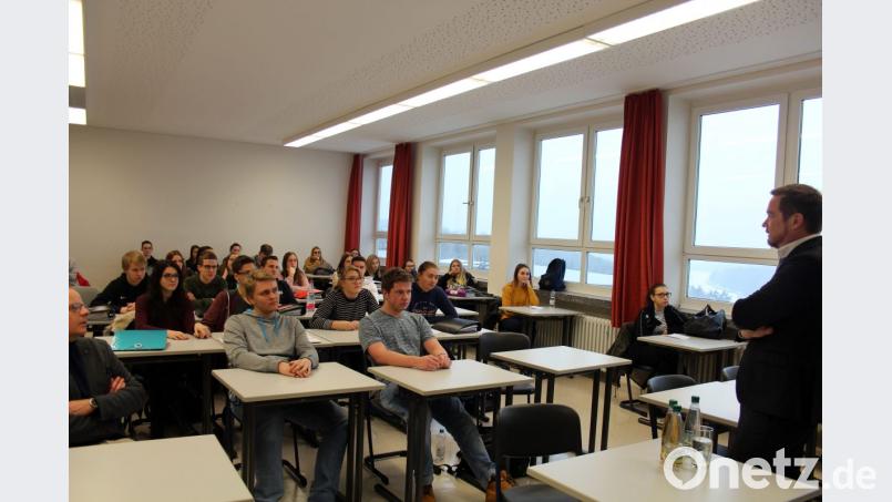 Bundestagsabgeordneter Uli Grötsch (rechts) diskutiert mit Schülern des Gymnasiums Eschenbach. Bild: stg