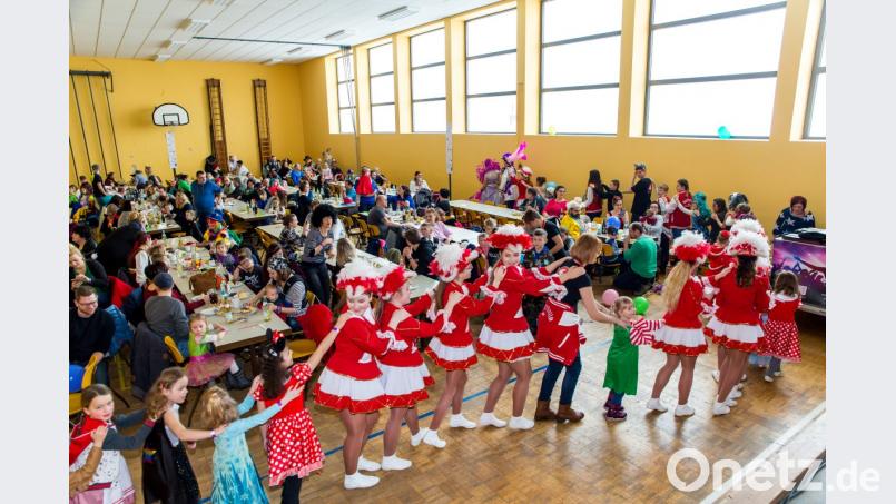 Polonäse Blankenese. Durch die Reihen, auf die Bühne und wieder zurück führen die zahlreichen Umzüge beim Kinderfasching. Bild: sml