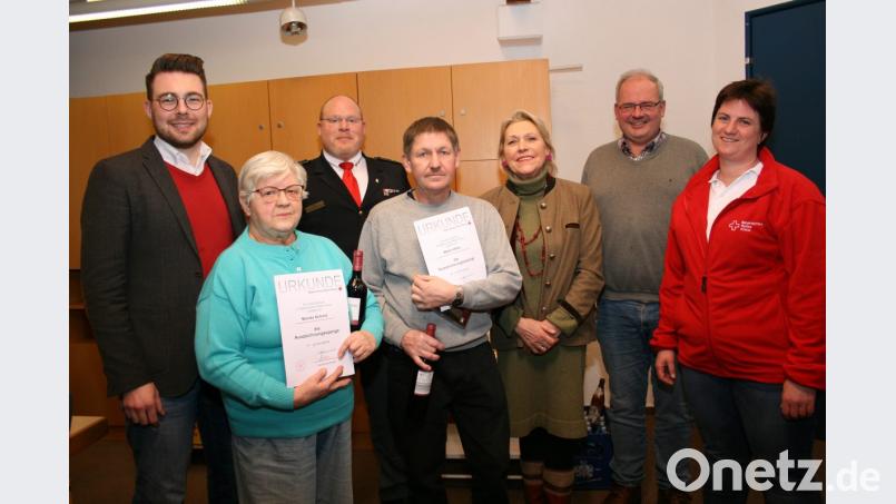 Die stellvertretende Kreisvorsitzende des BRK, Eva Freifrau von Podewils (Dritte von rechts), Kreisbereitschaftsleiter Christian Stahl (Dritter von links) und stellvertretender Kreisgeschäftsführer Sven Lehner (links) ehrten verdiente Aktive des Friedenfelser BRK, Monika Schmid (Zweite von links) und Martin Höfer (Vierter von links). Dazu gratulierten Bürgermeister Gottfried Härtl (Zweiter von rechts) und Bereitschaftsleiterin Andrea Winkler (rechts). Bild: roh