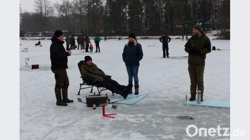 Gut 40 Löcher schlagen die Angler in die Eisfläche. An einigen warten die Petrijünger in Campingstühlen darauf, dass ein Hecht oder Zander anbeißt. Bild: ak