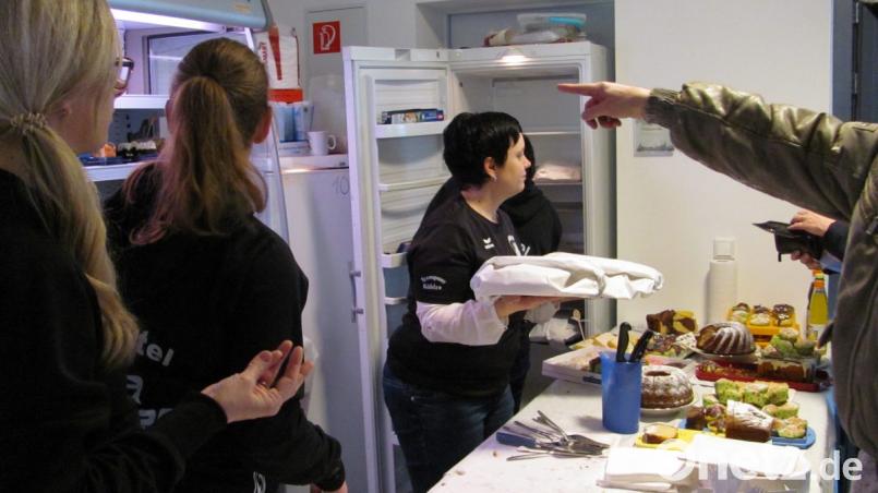 Die Qual der Wahl hatten die Wähler nach Stimmabgabe unter 60 tollen Kuchen und Torten, die von den Betreuern und Eltern der VfB E-Jugend angeboten wurden. Bild: sei