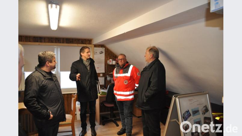 Zweiter Bürgermeister Albert Sollfrank, HvO-Vertreter Jörg Müller, Architekt Josef Weber und Gemeinderat Harald Tretter (von rechts) diskutieren die künftige Nutzung des alten Schulungsraumes. Bild: ak