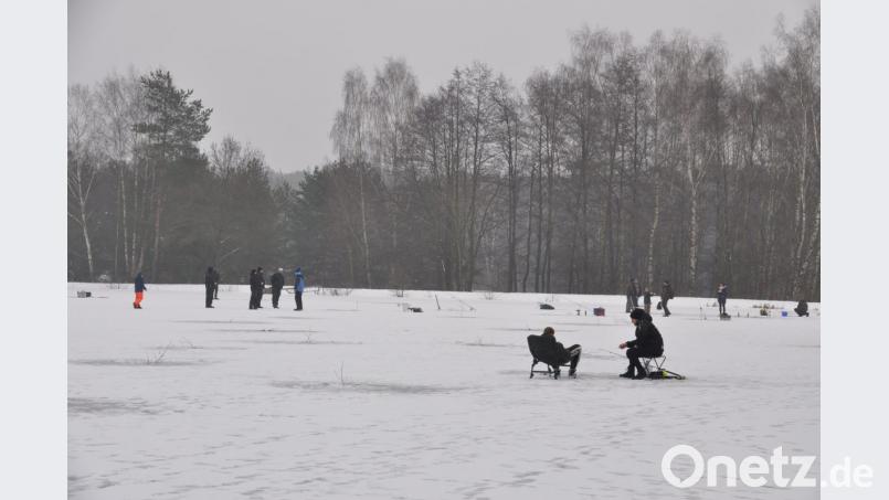 Gut 40 Löcher schlagen die Angler in die Eisfläche. An einigen warten die Petrijünger in Campingstühlen darauf, dass ein Hecht oder Zander anbeißt. Bild: ak