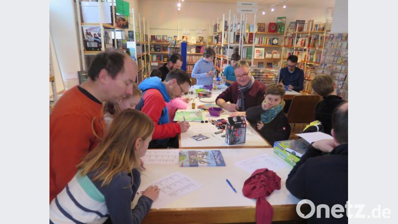 Sehr gut gefällt den Vätern und ihren Söhnen der Technik-Tag in der Kemnather Stadtbücherei. Bild: jzk