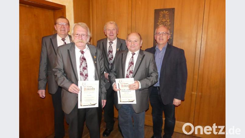 Den Geehrten Kurt Weber, Rudi Poppendörfer und Andreas Hartmann (Zweiter bis Vierter von links) gratulieren Vorsitzender Helmut Hubmann (links) und Bürgermeister Winfried Franz (rechts). Bild: rtw