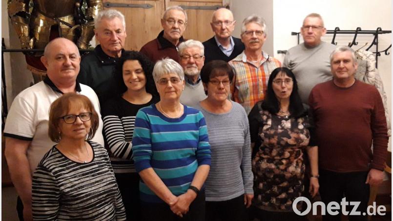 Die Hirschauer Wanderfreunde wählen einen neuen Vorstand (vorne, von links): Christa Gebhardt, Zweite Vorsitzende Christa Kindzorra, Lydia Weber, Carmen Renner und DVV-Bezirksvorsitzender Franz Kummetsteiner; zweite. Reihe (von links): Vorsitzender Christian Renner, Marina König, Franz Baier, Manfred Kindzorra und Erwin Zach; hintere Reihe (von links): Josef Birner, Willi Gevatter und Manfred Romeis. Bild: u