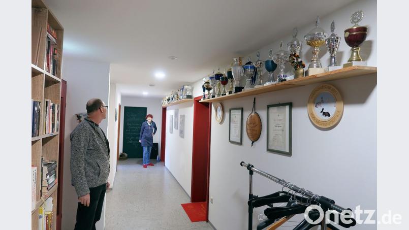 Erinnerungen an die alte Heimat: Tierliebhaber Stefan Friebus hat viele Pokale und Trophäen als Kleintierzüchter errungen. Bild: bsc