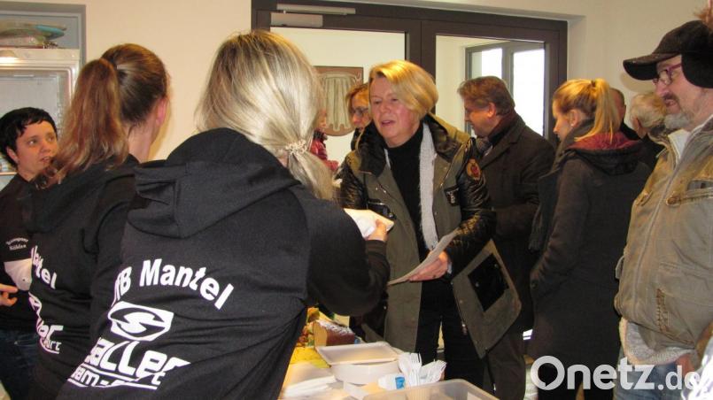 Der Ansturm ist groß. Bereits um 15 Uhr waren an die 60 Kuchen, Torten und alle Muffins ausverkauft. Viele Wähler nahmen den Kuchen mit nach Hause, andere genossen an den Stehtischen oder den Tischen im Raum der Eltern-Kind-Gruppen die süßen Teilchen fachsimpelten über den Ausgang der Bürgermeisterwahl. Bild: sei