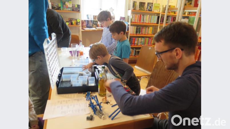 Nicht nur die Kinder haben in der Stadtbücherei ihren Spaß mit den Bausteinen. So mancher Vater steht seinem Nachwuchs nicht nur beratend zur Seite. Bild: jzk