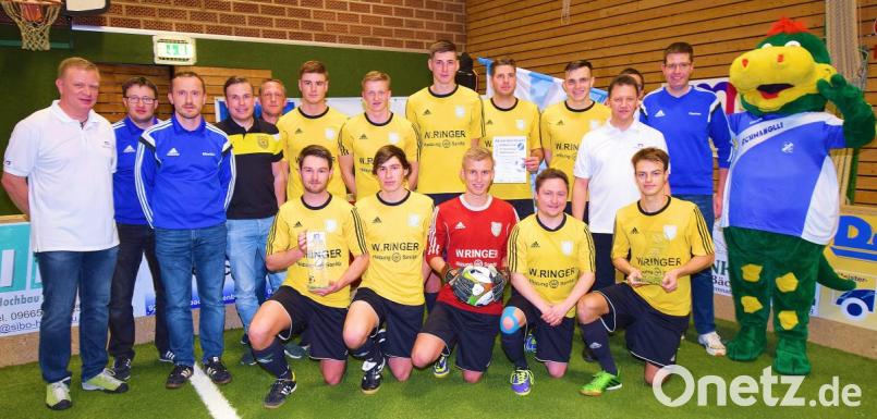 Der SV Hahnbach holt sich im Turnier der Ersten Mannschaften den Cup der Raiffeisenbank. Bei der Siegerehrung gratulieren (von links) Raiffeisen-Vorstandsmitglied Martin Sachsenhauser, Holger Kellner (Organisationsteam) und SVI-Vorsitzender Martin Luber sowie (von rechts) Florian Roth vom Organisationsteam) und Raiffeisen-Vorstandsmitglied Erich Übler. Bild: no