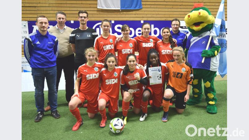 Mit den B-Juniorinnen des 1. FFC Frankfurt triumphiert beim Allianz-Sperber-Cup ein Bundesliga-Nachwuchsteam. Die Siegerehrung nehmen (von links) SVI-Vorsitzender Martin Luber und Sponsor Thomas Sperber vor. Bild: no