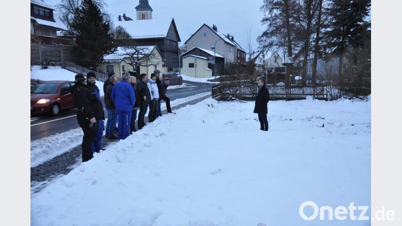 Architekt Josef Weber (rechts) erläutert dem Bauausschuss und Gästen den Zweck sowie Standort des neuen Info-Gebäudes. Bild: ak