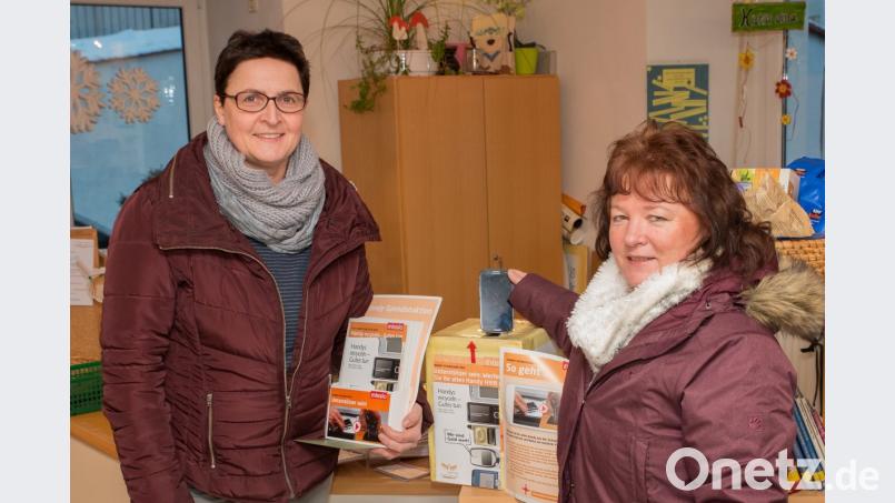 Büchereileiterin Margit Braunreuther und Renate Winter (von links) sind die Initiatorinnen der Aktion „Handys recyceln – Gutes tun“ in Kastl. Bis in den März hinein haben die Bürger Zeit, ihre alten Geräte abzugeben. Bild: rpp