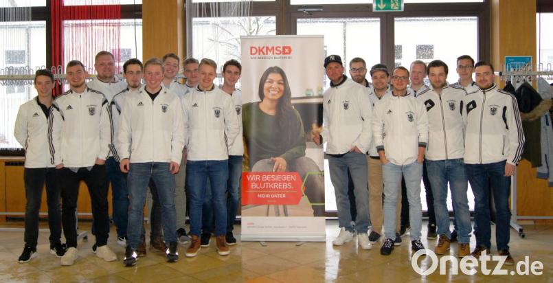 17 Fußballer der TSV-Sparte lassen bei der großen Aktion im Kettelerhaus typisieren. Bild: njn