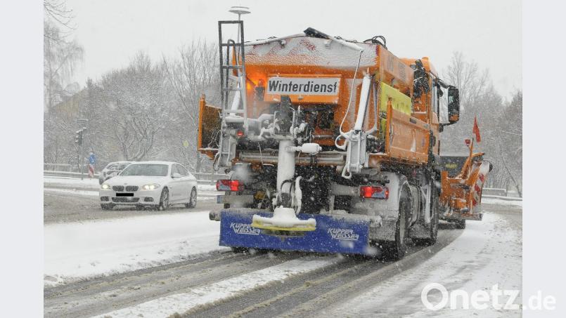 Räumfahrzeuge machen die Straßen in Amberg befahrbar. Bild: Petra Hartl