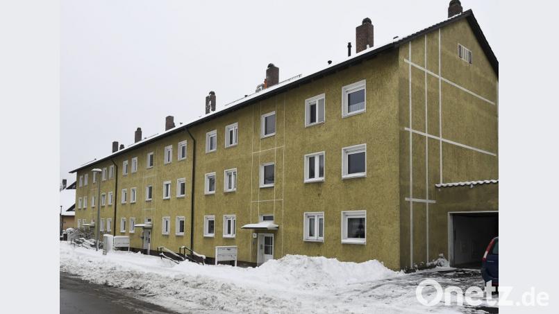 Mit diesem Block mit der Postadresse Endemannstraße 1, 3 und 5 möchte die Genossenschaft Wohnungsunternehmen ihre groß angelegte Bestandssanierung voraussichtlich im nächsten Jahr beginnen. Mit nahezu allen Mietern seien schon erste Gespräche geführt worden, hieß es. Denn die Wohnungen müssen zumindest übergangsweise geräumt werden. Bild: Petra Hartl