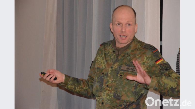 Auf Einladung des Verbandes der Reservisten der Deutschen Bundeswehr informiert Oberstleutnant Christian Kiesel über den Einsatz der Bundeswehr im Kosovo. Bild: Kunz