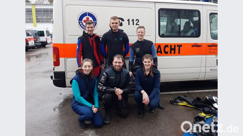 Ein Erinnerungsbild für die tapferen Donauschwimmer: Hinten, von links: Matthias Käß, Lukas Dellinger und Stefanie Kisbauer sowie (vorne, von links) Julia Faltenbacher, Thomas Heibl und Janina Paul. Bild: exb