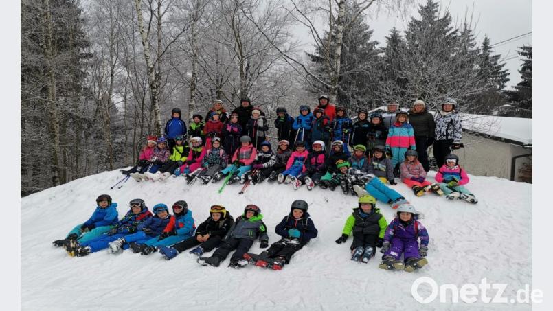 Skifahren macht Spaß. Das stellen die Windischeschenbacher Schüler auf dem Hang in Pfaben fest. Bild: exb