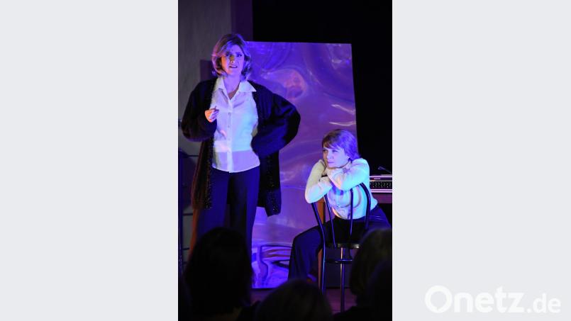 Die Spitalkirche als Schauspielort: In perfekter Harmonie verkörpern Claudia Lohmann (links) „die Knef“ und Doris Hofmann (rechts) „die junge Hilde“. Regie führte Till Rickelt. Bild: Freya Stöckl