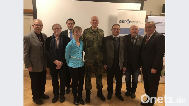 Auf Einladung des Verbandes der Reservisten der Deutschen Bundeswehr informiert Oberstleutnant Christian Kiesel (4.von rechts) über den Einsatz der Bundeswehr im Kosovo. Bild: Kunz