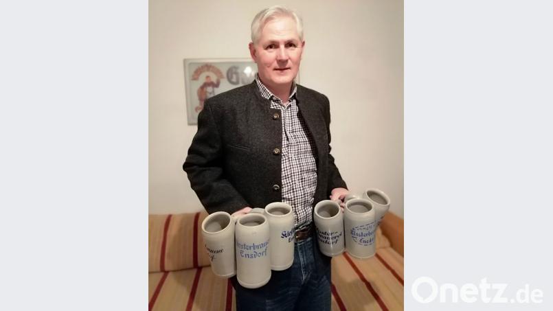 Hans Weiß aus Rieden, ein gebürtiger Ensdorfer, besitzt (fast) alle Bruckhirl- und Thorhirl-Brauandenken. Er präsentiert, wie die Bedienung 1964, sechs Steinmaßkrüge aus seiner Sammlung. Bild: schß