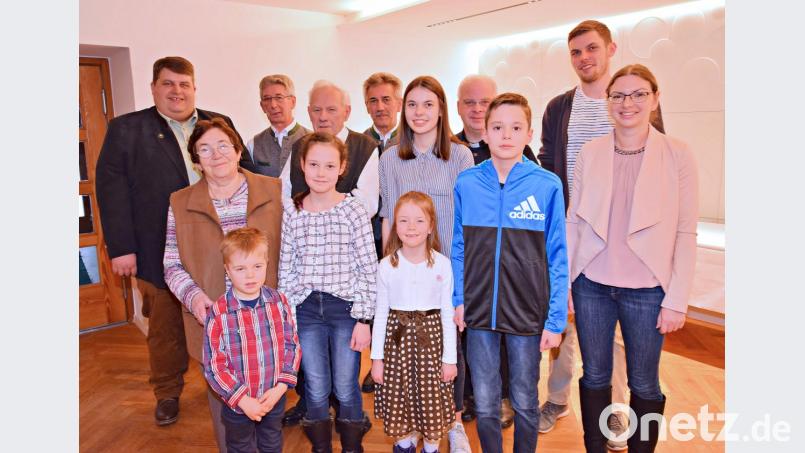 Vertreter der politischen und kirchlichen Gemeinde, der Männergesangverein und die Enkel gratulierten Andreas Wehrl zu seinem 85. Geburtstag. Bild: no