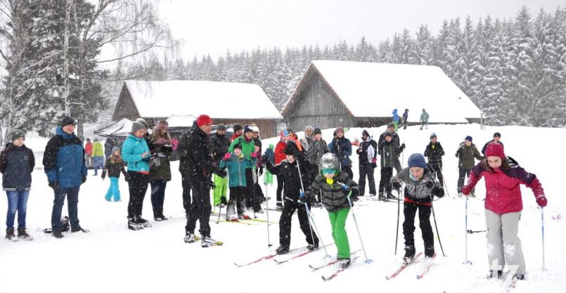 Der Spaßbiathlon bereitet beim RAN-Wintersporttag allen Kindern und Jugendlichen große Freude. Hier schickt Martin Eckl (mit roter Mütze) eine von mehreren Vierergruppen auf die erste Runde. Bild: es