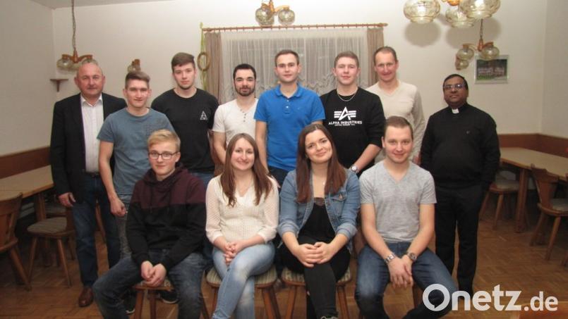 Das neu gewählte Vorstandsgremium mit (sitzend, von links) Jakob Wismet, Franziska Siegler, Stefanie Marxer, Matthias Siegler; (stehend, von links) Zweiter Bürgermeister Georg Götz, Klaus Meiler, Bastian Wiesneth, Christoph Marxer, Manuel Heindl, Simon Härtl, Florian Siegler und Stadtpfarrer Hrudaya Kumar Madanu. Bild: exb