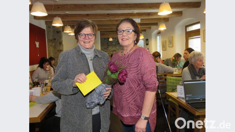 Dr. Annemarie Schraml (links) freute sich sehr über die große Spende, die ihr Gudrun Brill vom MGH und von den Frühstücksgästen überreichen konnte. Bild: ubb