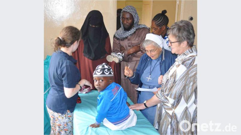 Dr. Schraml hatte auch Beispiele dabei, wie die Welt ein Stück besser werden kann, wenn Menschenliebe die gegenseitigen Vorurteile ausräumt: Dieses Foto zeigt eine katholische Klosterschwester aus der Schweiz. Sie hat ein muslimisches Kind in eine evangelisch geführte Klinik gebracht, wo Dr. Schraml (rechts) das Kind als katholische Ärztin operiert hat. Bild: exb