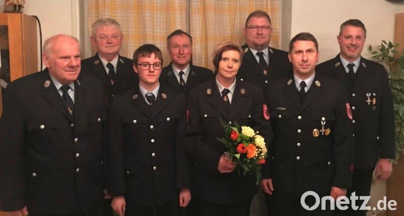Einen Wechsel gab es bei der Leitung der Jugendgruppe bei der Premenreuther Feuerwehr, zudem musste ein neuer Kassenrevisor gewählt werden (von links): zweiter Vorsitzender Josef Trottmann, Vorsitzender Dietmar Schieder, Marco Naber, Schriftführer und zweiter Bürgermeister Johann Neugirg, Manuela Völkl, Kommandant Tobias Meinzinger, Robert Mark und stellvertretender Kommandant Erhard Kraus.
Bild: ang Bild: ang