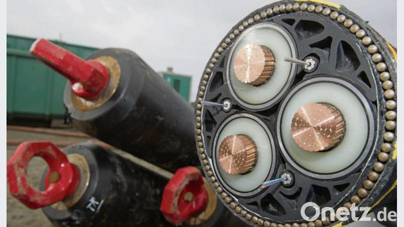 Leerrohre (links) und ein Kabel mit dem, Windparks in der Ostsee angebunden sind. Ähnlich könnten die Kabel aussehen, die bald durch die Oberpfalz führen sollen. Bild: Stefan Sauer/dpa