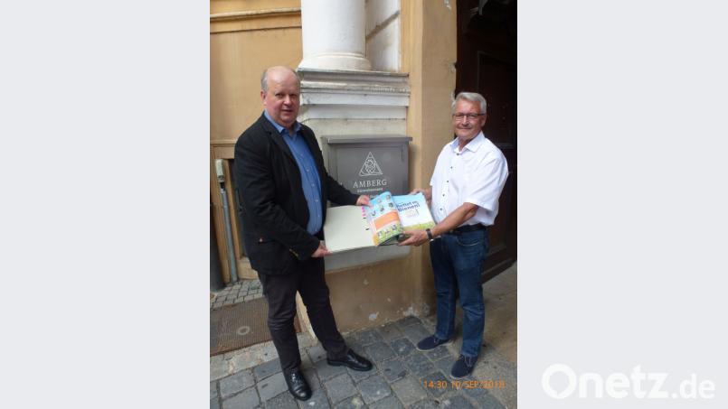 ÖDP-Landesvorsitzender Klaus Mrasek und Michael Birner bringen Unterschriften für das Volksbegehren „Rettet die Bienen“ zum Einwohneramt der Stadt. Bild: exb