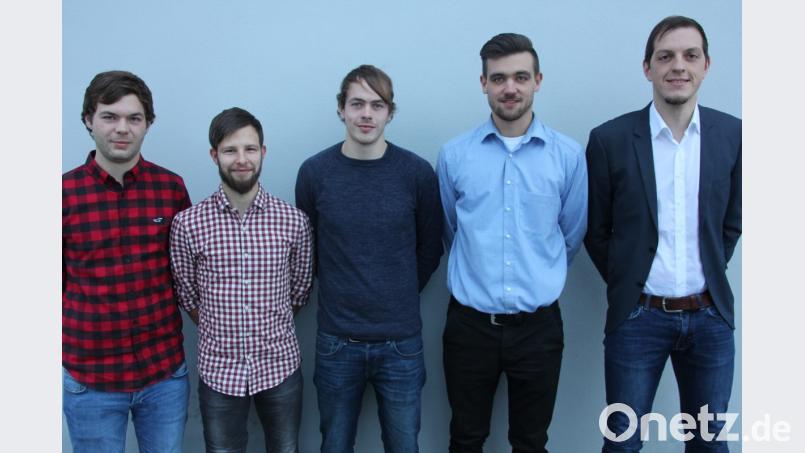 Langjährige aktive Fußballer ehrten die Sportfreunde Kondrau (SFK) bei ihrer Jahresversammlung. Von links Johannes Brunenr, Andreas Ott, Martin Roßkopf, Yannick Schiml und Manuel Enders, der für 450 Spieleinsätze im Dress des SFK gehrt wurde. Bild: kro