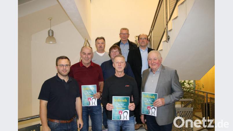 Langjährige TuS/WE-Mitglieder werden geehrt (hintere Reihe, von links): Jürgen Bauer, Rudolf Wild und Zweiter Bürgermeister Josef Birner; mittlere Reihe (von links): Josef Weih und Manfred Schlegl; vordere Reihe (von links): Klaus Mecke und Hans Drexler. Bild: cgh