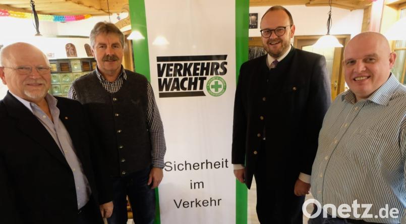 Sie stellen bei den Verkehrswachten im Landkreisgebiet die Weichen ( von links) Hans Bescher ESB, Hans Messer VOH, Landrat Andreas Meier und Tobias Wirth NEW. Bild: le