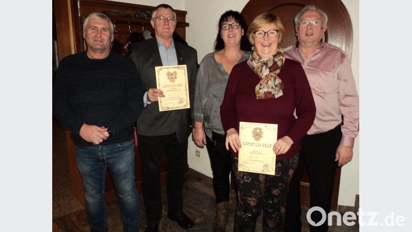 Vorsitzender Franz Kummetsteiner (links) und sein Stellvertreter Erich Seebauer (rechts) zeichneten langjährige Mitglieder aus. Für 40 Jahre erhielt Brigitte Kallmünzer (Mitte) eine Urkunde. Bild: ksi