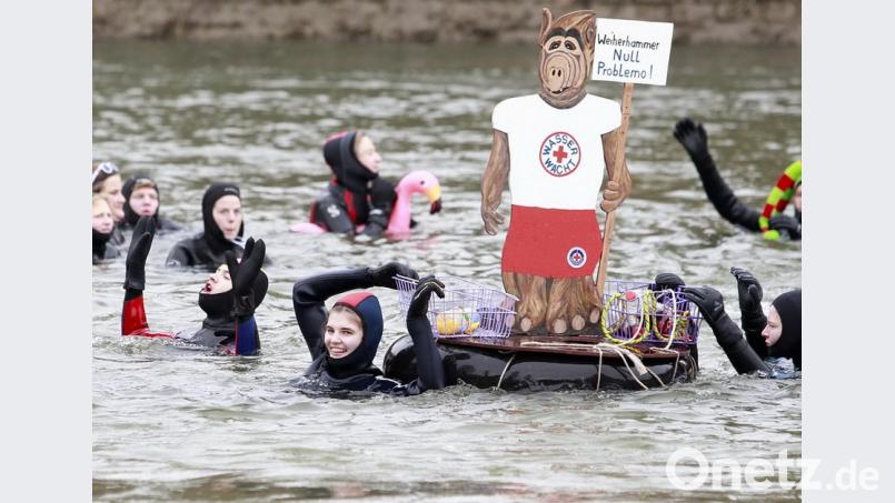 Europas größer Karnevalsumzug auf dem Wasser und die Wasserwacht Weiherhammer ist dabei. Bild: exb